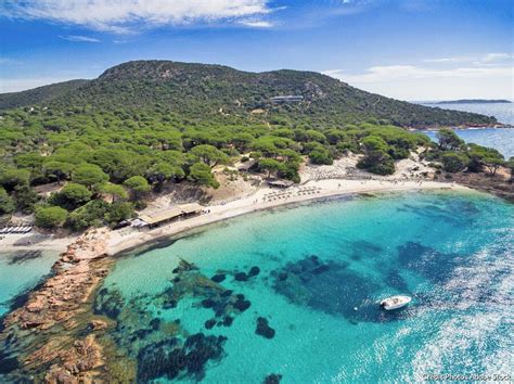 Playa de Palombaggia con sombrillas y aguas turquesas