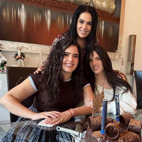 Nacho Fernández y su familia en un posado discreto