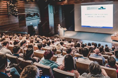 Foto de un grupo de pediatras en una conferencia, prestando atención a un orador.