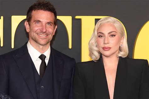 Fotografía de rodaje mostrando a Bradley Cooper y Lady Gaga interpretando un tema musical