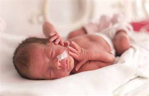 Foto comparativa de bebé prematuro y bebé a término