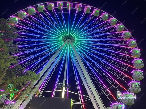 Fotografía de la noria iluminada y el ambiente festivo en la Plaza de Compostela