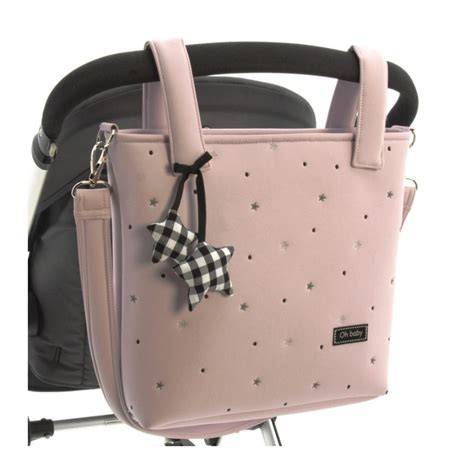 Diseño elegante de bolso maternal de Mayoral con sus compartimentos principales resaltados