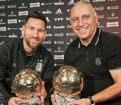 Montaje de fotos de Diego Maradona, Hristo Stoichkov, Romário y Leo Messi con una imagen de Josep Maria Minguella