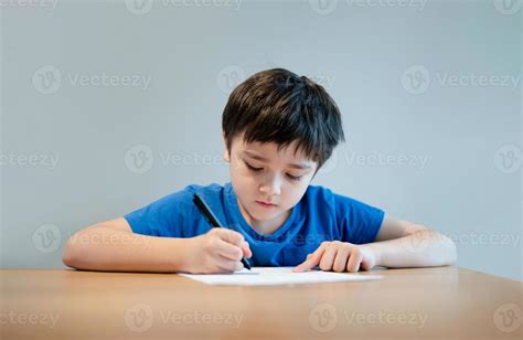 Niño escribiendo un dictado en un cuaderno