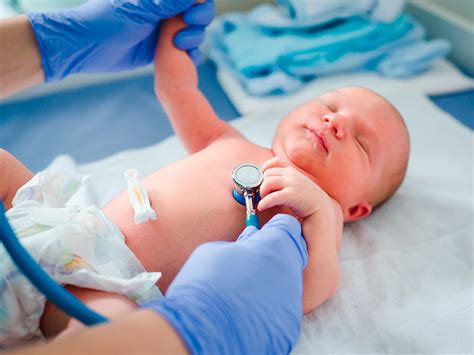 Foto: Enfermera realizando el test de Apgar a un recién nacido