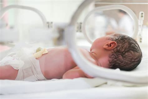 Bebé prematuro escuchando música relajante en una incubadora