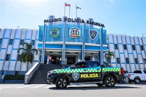 Fotografía temática de una patrulla de la Policía Nacional frente a un área comercial
