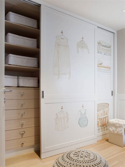 Armario infantil con puertas correderas y cajones interiores