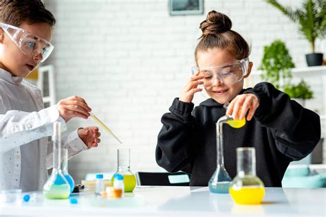 Fotografía de Jorge Marrón realizando uno de sus experimentos de ciencia en el plató de El Hormiguero