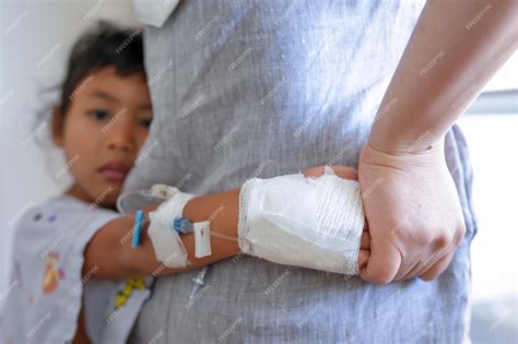 Foto de brazo de niño con catéter venoso periférico y férula de inmovilización