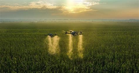Dron agrícola fumigando un campo de cultivo