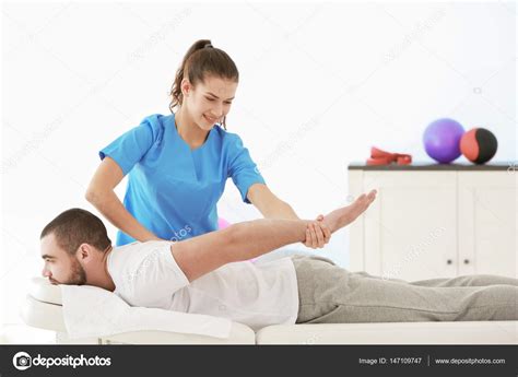 Imagen de un fisioterapeuta trabajando con un niño en ejercicios de rehabilitación para una lesión de rodilla.