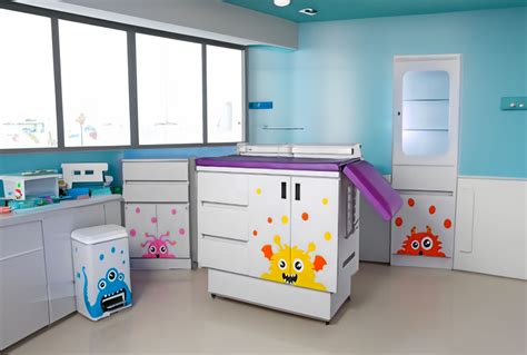Equipo médico pediátrico en un entorno clínico