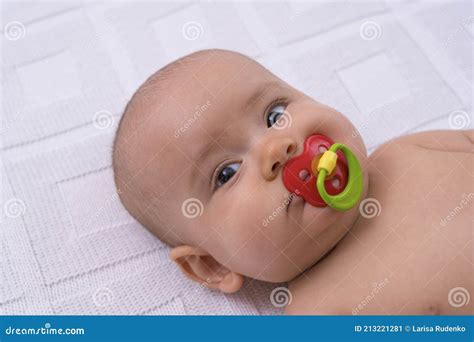 Bebé recién nacido con un chupete