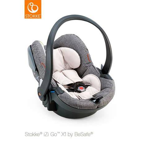 Foto de una silla de coche Stokke con una funda de diseño atractivo