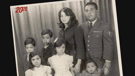 Fotografía de archivo que muestra a Manolo Otero junto a su familia en los años 70