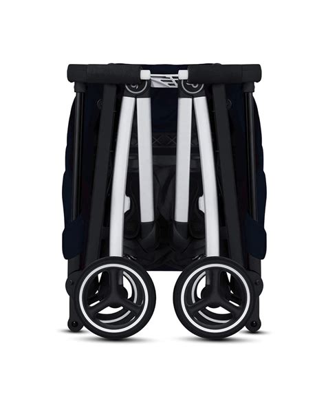 Foto de la Cybex Pockit+ All-City en un entorno urbano