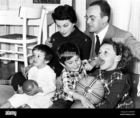 Foto familiar de Silvana Mangano con sus hijos si está disponible, o foto de Silvana Mangano en su vida personal