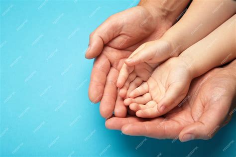 Foto de manos de adulto cuidando la piel de un bebé