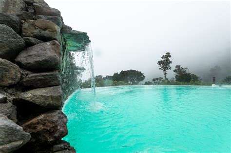 Imágenes de las piscinas termales, interior y exterior, con un tobogán de agua.