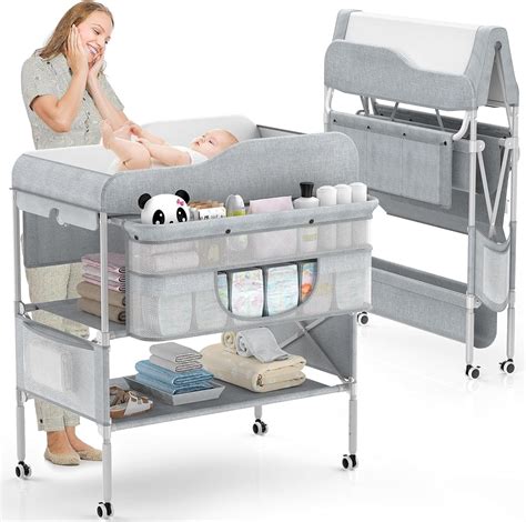 Cambiador de bebé organizado con pañales y accesorios a mano