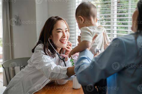 Foto conceptual de un pediatra interactuando amigablemente con un niño pequeño durante una consulta