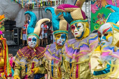 Foto panorámica de Le Puy-en-Velay con personas disfrazadas de época durante el festival
