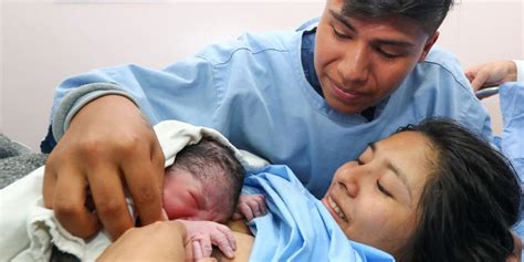 Fotografía de bebé prematuro en contacto piel con piel con su madre (método canguro)