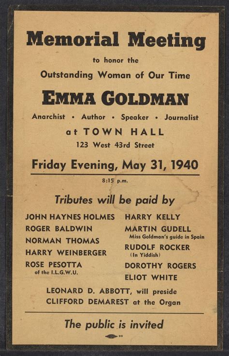 Retrato histórico de Emma Goldman durante una manifestación o conferencia, destacando su firmeza y oratoria
