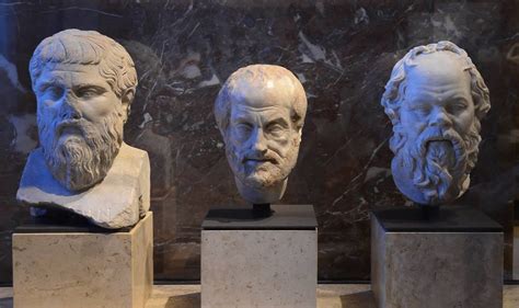 Bustos de filósofos griegos: Sócrates, Platón y Aristóteles