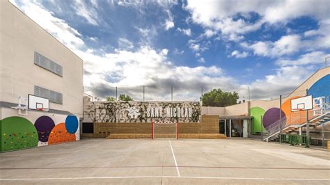 Esquema de un patio escolar como zona de exploración pedagógica: puntos de observación de sombras, plantas y biodiversidad.