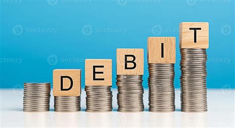 monedas y un bebé, simbolizando el apoyo económico