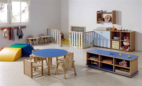 Mobiliario infantil diverso con cunas, carritos y accesorios