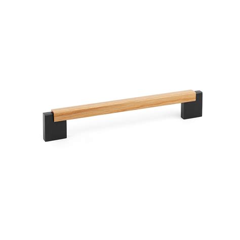 Primer plano de un tirador de madera con forma de corona en un mueble infantil