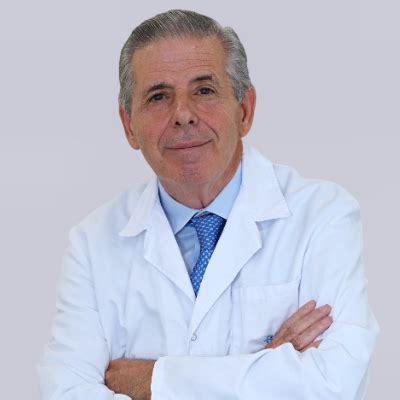 Foto del Dr. Carlos Núñez De Prado Aparicio interactuando con un niño en un entorno amigable de consulta pediátrica