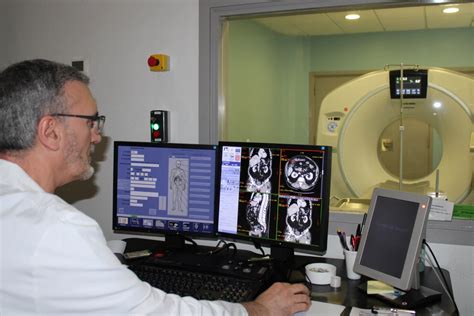Ecografía o resonancia magnética de abdomen mostrando una masa