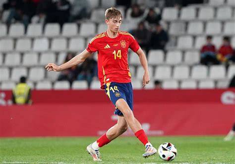 Dean Huijsen en un partido con la selección española sub-21