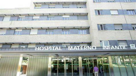 Fachada del Hospital Materno Infantil de Granada con ambulancias en la entrada