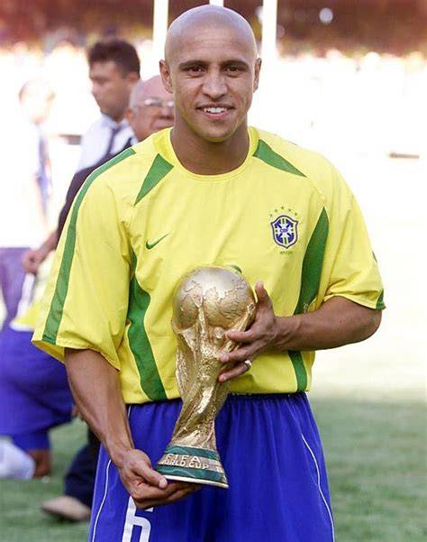 Foto de Roberto Carlos con la camiseta de la selección de Brasil