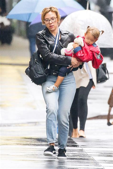 Fotografía de Scarlett Johansson con sus hijos Rose y Cosmo.
