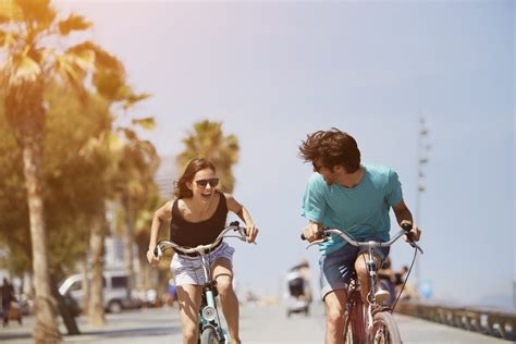 Foto de una pareja disfrutando de un viaje o actividad de ocio