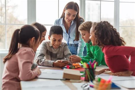 Imagen de un docente interactuando con un estudiante con discapacidad