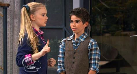 Cameron Boyce junto a sus compañeros de la serie Jessie de Disney