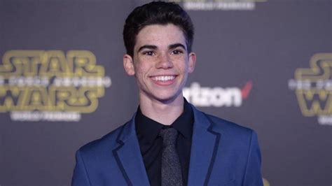 Cameron Boyce recibiendo un premio o participando en un evento benéfico
