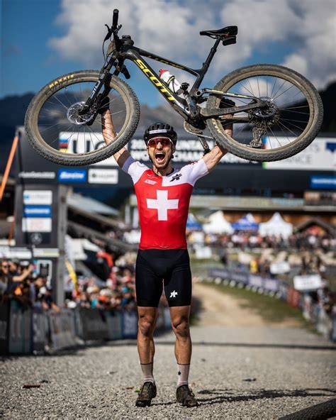 Foto de Nino Schurter celebrando una victoria