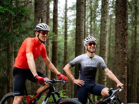 Ilustración de un duelo entre Nino Schurter y Julien Absalon