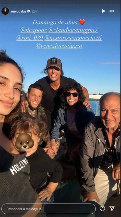 Foto de la familia Caniggia en un evento público o una foto de archivo de Claudio Paul Caniggia, Mariana Nannis, Alex y Charlotte