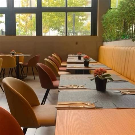 Interior del restaurante con mesas dispuestas para grupos familiares