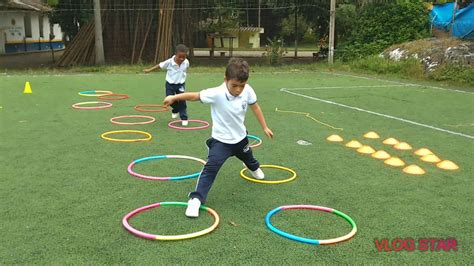 Niño corriendo en un circuito de psicomotricidad
